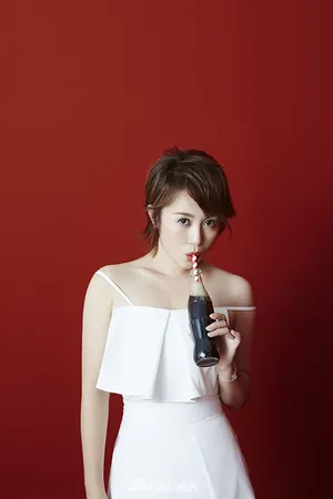 马丽露肩红唇性感妩媚杂志写真图片_2