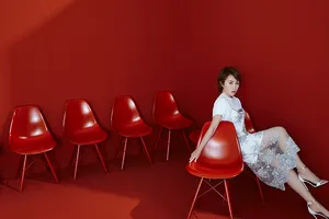 马丽露肩红唇性感妩媚杂志写真图片_6