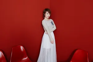 马丽露肩红唇性感妩媚杂志写真图片_7