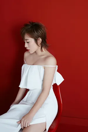 马丽露肩红唇性感妩媚杂志写真图片_8