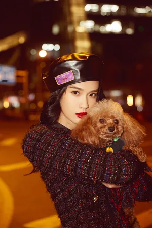 屈菁菁性感时尚户外写真图片