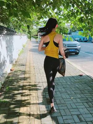 屈菁菁性感迷人运动图片_4