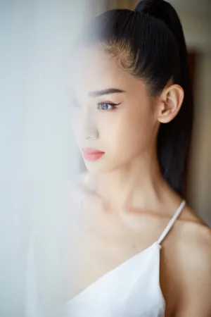 屈菁菁白色长裙性感迷人图片