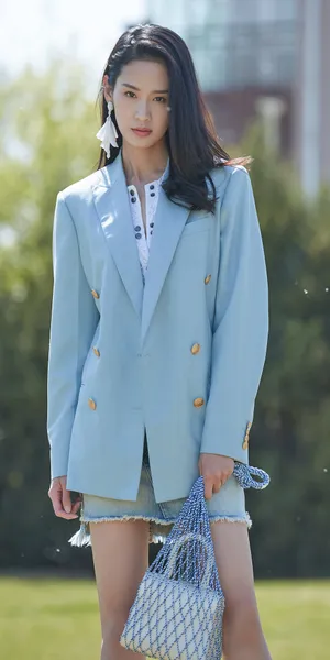 屈菁菁淡蓝色外套踏青图片_3