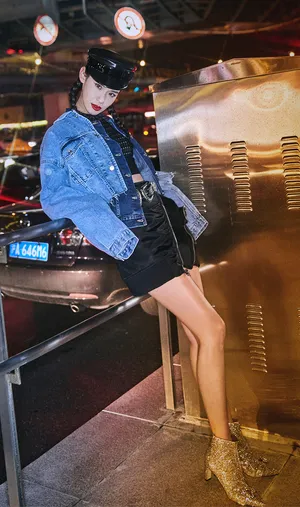 屈菁菁户外性感魅力写真图片_3