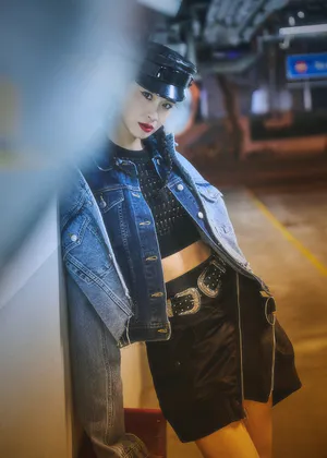 屈菁菁户外性感魅力写真图片_6