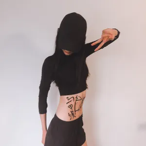 屈菁菁秀马甲线图片_2