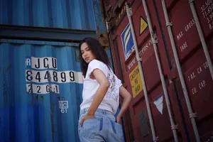 屈菁菁时尚性感美腿户外写真图片_1