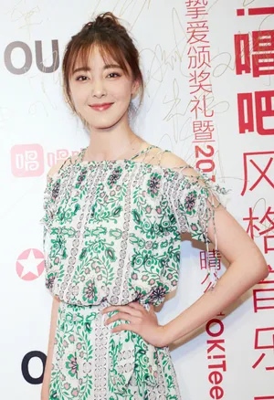 演员米露碎花长裙清新性感红毯照片_3