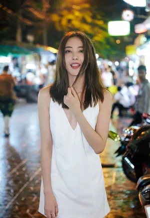米露深V性感街拍图片_4