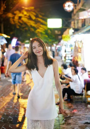 米露深V性感街拍图片_5
