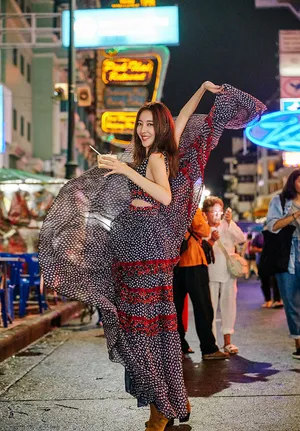 米露吊带碎花裙性感街拍图片