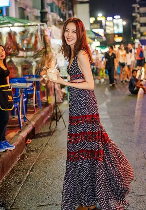 米露吊带碎花裙性感街拍图片_2