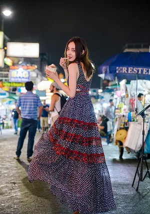 米露吊带碎花裙性感街拍图片_5
