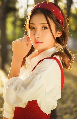 赖雨濛甜美养眼户外写真图片