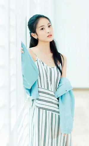 赖雨濛清新灵动时尚写真图片_4