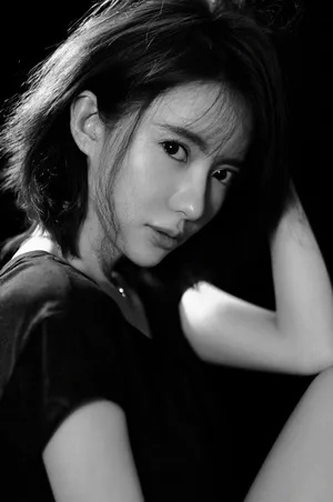 刘萌萌黑白简约写真图片_2