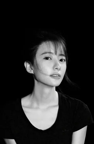 刘萌萌黑白简约写真图片_3