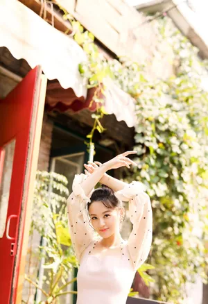 曾一萱清新甜美户外写真_3