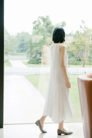 任素汐白裙优雅迷人写真图片_3