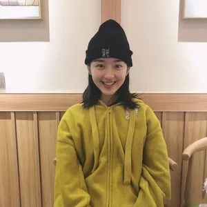邓恩熙黄色外套迷人微笑图片_1