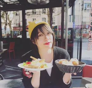 黄璐巴黎小黄帽甜美迷人街拍图片_1