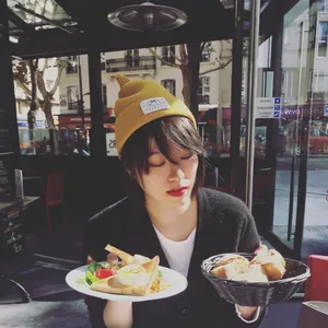 黄璐巴黎小黄帽甜美迷人街拍图片