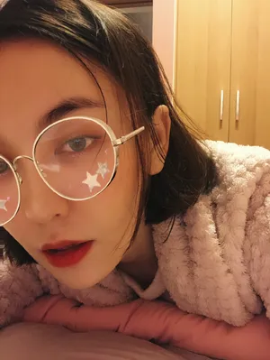 吕佳容可爱俏皮自拍图片_3