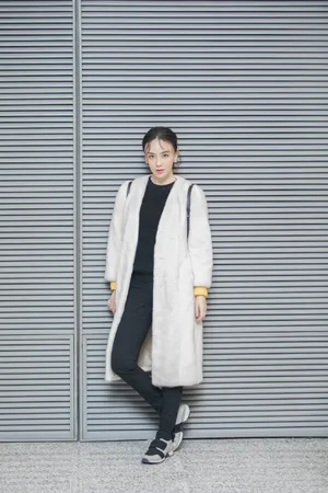 吕佳容温柔甜美机场写真图片