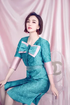 吕佳容短发温柔性感写真图片_2