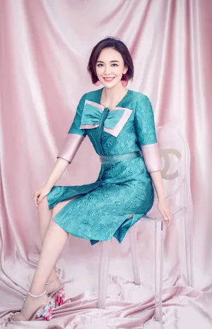吕佳容短发温柔性感写真图片_3