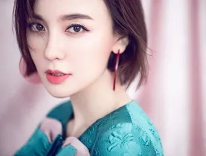 吕佳容短发温柔性感写真图片_5