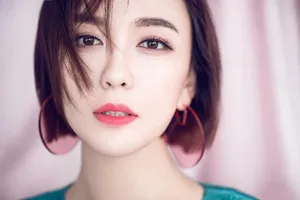 吕佳容短发温柔性感写真图片_6