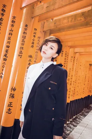 吕佳容酷帅秋日写真图片_2