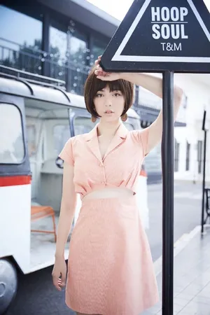 吕佳容短裙美腿性感写真图片_4