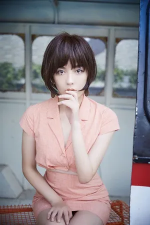 吕佳容短裙美腿性感写真图片_5