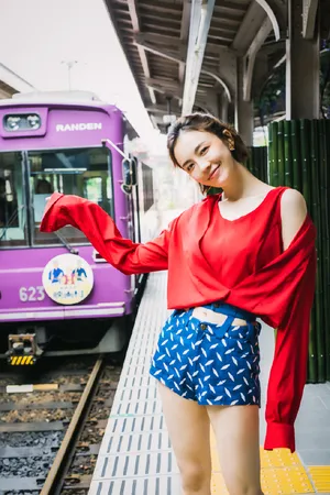 吕佳容长腿街拍清新俏皮写真图片_3