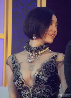 陈乔恩吕佳容爆乳装抢镜遭陈乔恩袭胸验货_1