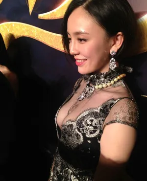 陈乔恩吕佳容爆乳装抢镜遭陈乔恩袭胸验货_2