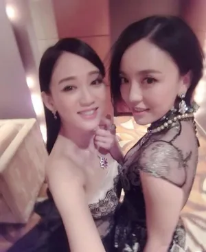 陈乔恩吕佳容爆乳装抢镜遭陈乔恩袭胸验货_5