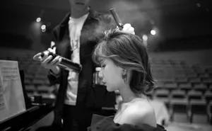 冯若绮性感光影黑白写真图片_3
