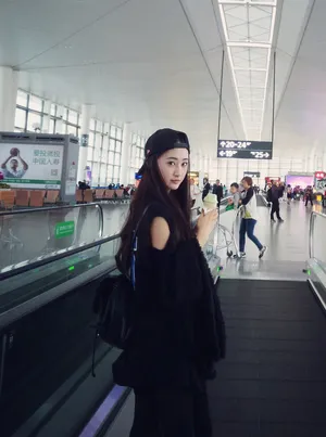 马泽涵黑色连衣裙甜美写真图片