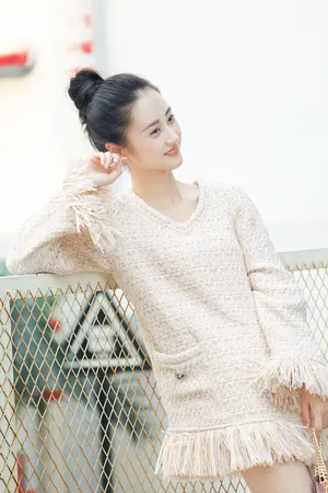 马泽涵粉裙清丽少女感十足街拍写真图片_2