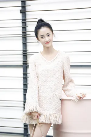 马泽涵粉裙清丽少女感十足街拍写真图片_5