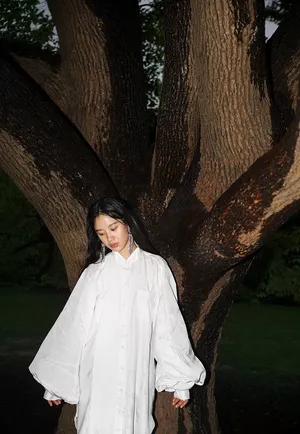 演员李梦雨中丛林写真图片_1