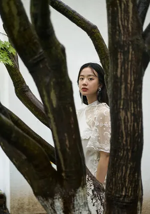 演员李梦雨中丛林写真图片_3