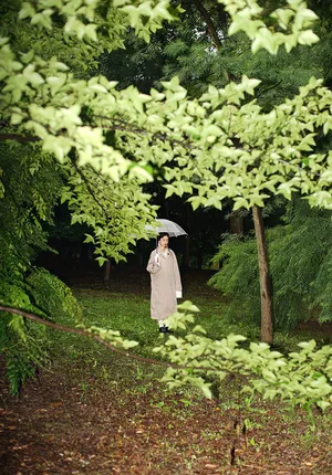 演员李梦雨中丛林写真图片_5