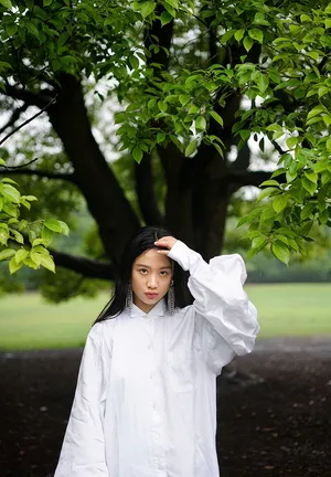 演员李梦雨中丛林写真图片_6