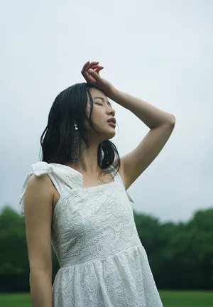演员李梦雨中丛林写真图片_8