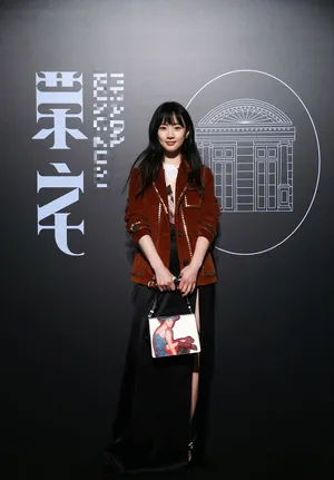 李梦铆钉夹克时尚性感写真图片